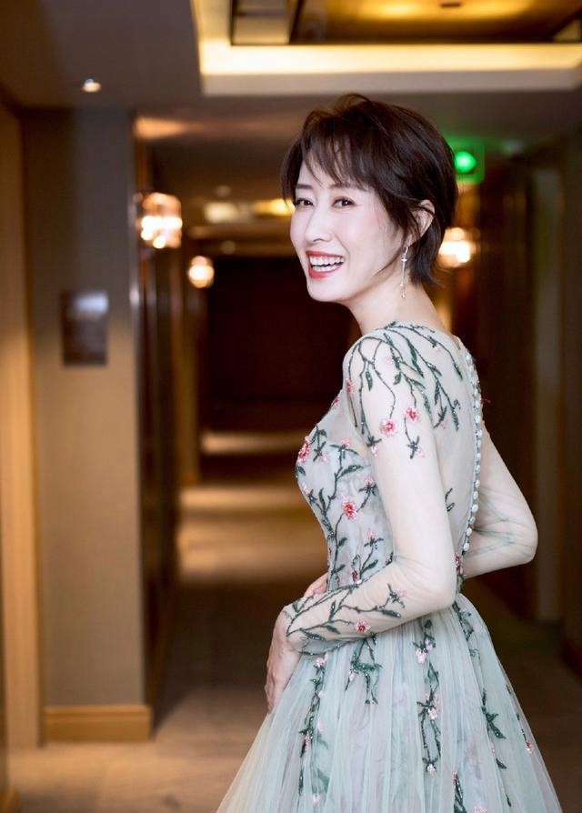 刘敏涛早期穿深v绣花长纱裙亮相,展现迷人身姿,性感不