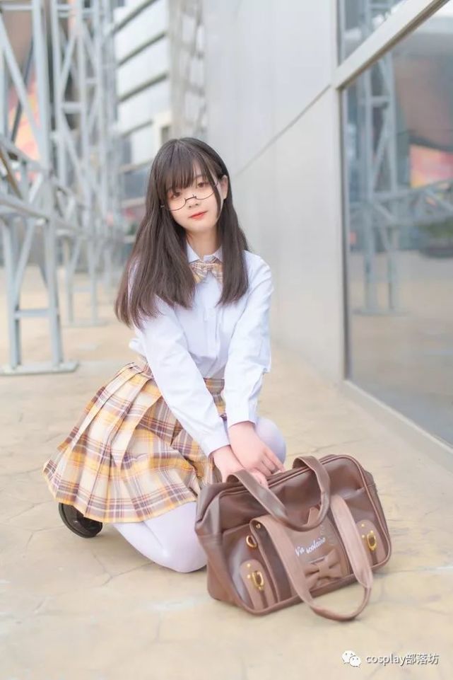 jk少女这双白袜和小姐姐的衣服很搭