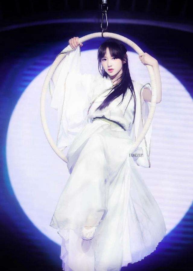 美出天际了吧跳起吊环舞的程潇,一身白衣好似天仙下凡