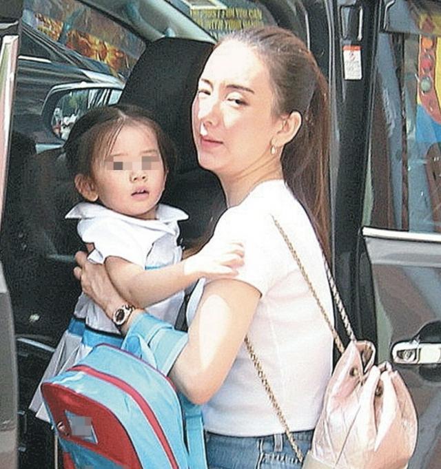 方媛接送大女儿上学被拍,中文名首次曝光,郭富城为老婆贴心买花