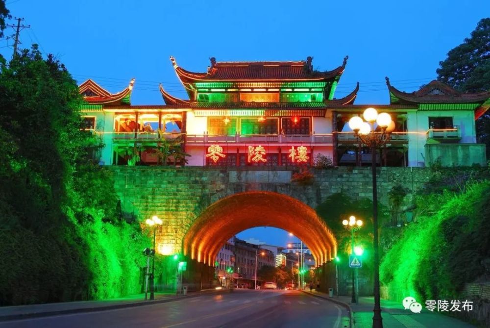 零陵楼南,北面是可以通车的道路,北面的道路贯通徐家井和经潇湘中路到