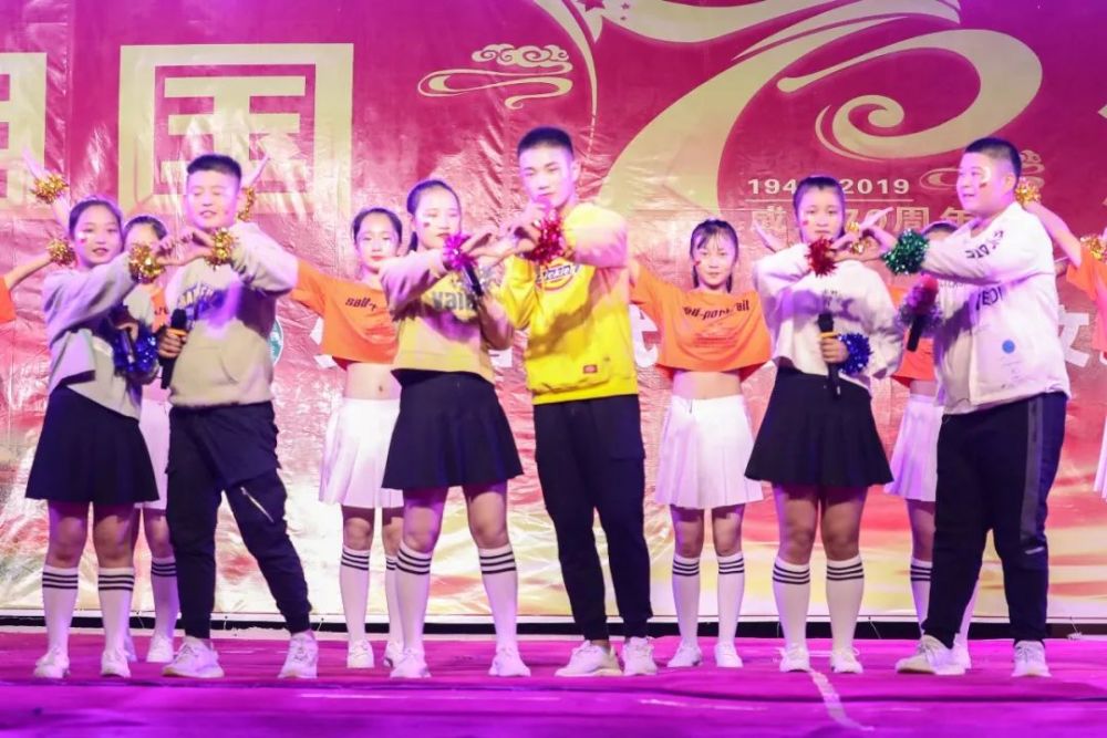 塔沟武校举行国庆文艺晚会功夫小子多才多艺精彩纷呈