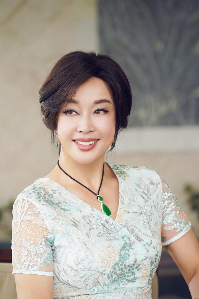 又被64岁刘晓庆惊艳水蓝色连衣裙典雅高贵这位奶奶真会穿