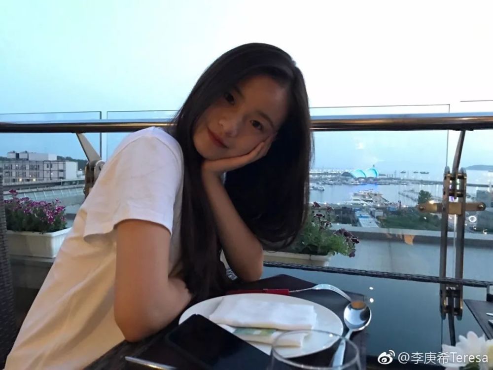 被誉为徐静蕾接班人的李庚希,凭啥成为最强00后小花火