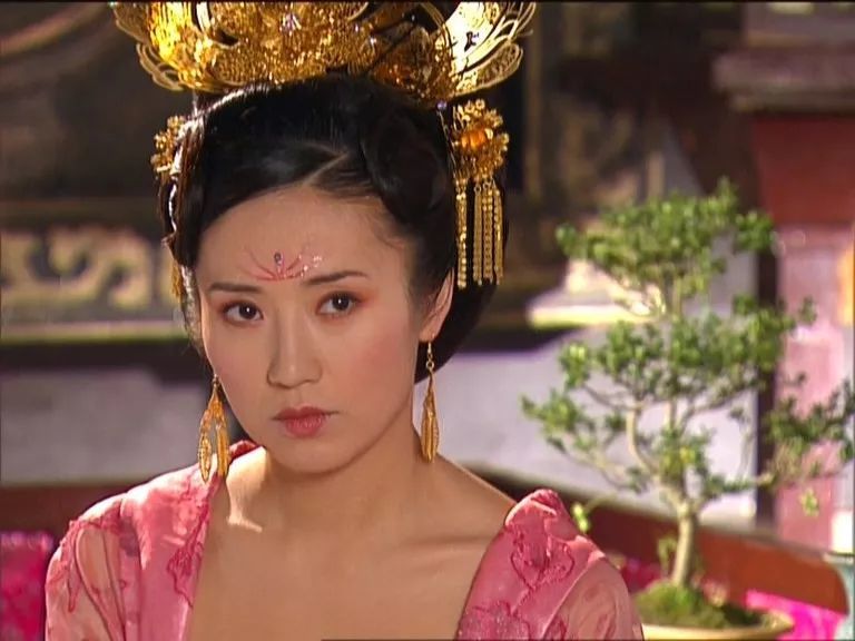 张彤,曾在《至尊红颜》里饰演过王皇后,隐隐散发着性感的气息.