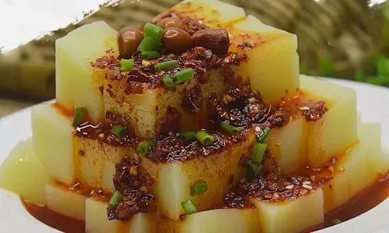 六都寨有一种美食叫"米豆腐",软滑爽口,满满的童年