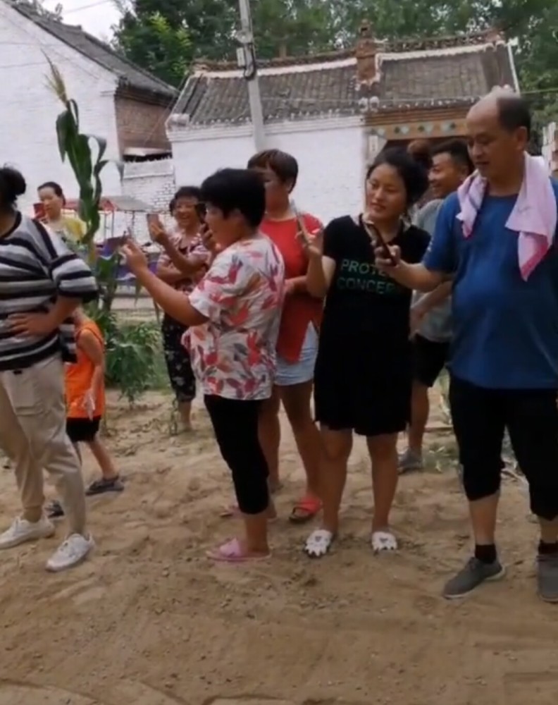 还是一个嫂子,网友说也好意思,特别是大衣哥在干活,一群人没一个去帮
