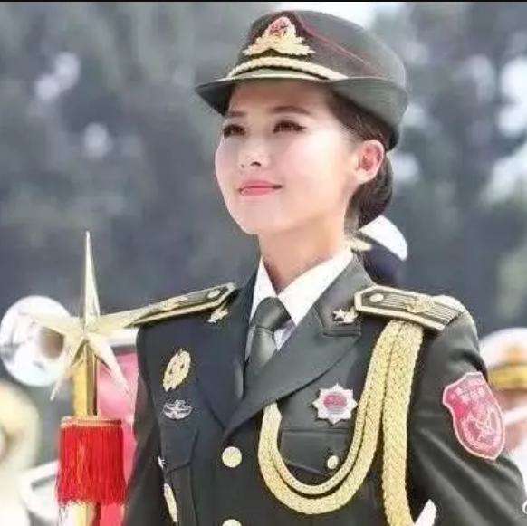 她是阅兵式上最美女兵,长相和演员刘涛神相似,如今意外爆红网络