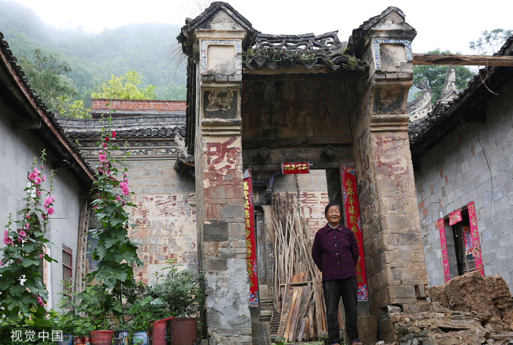 两对老人独守深山两百年老宅不愿搬,只想让孩子有一个归处
