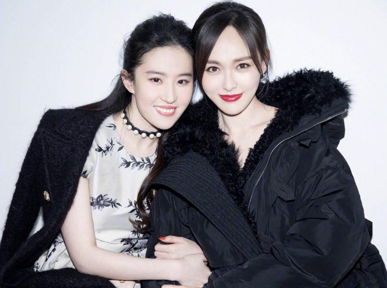 刘亦菲才是真正的合影杀手只要一个表情就能轻松脱颖而出
