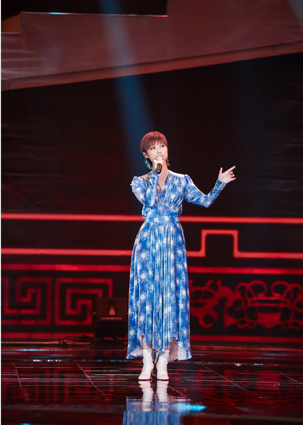 李宇春穿蓝色仙女裙倾演唱蜀绣彰显出独特的古风魅力