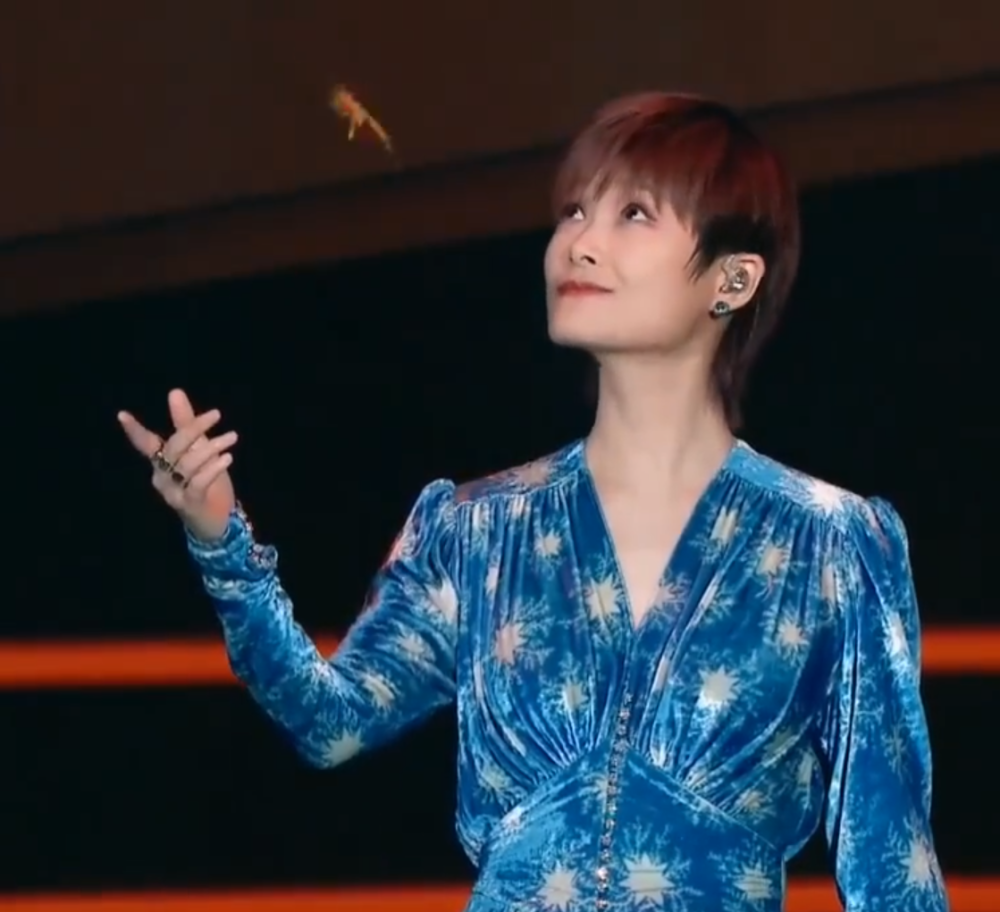 李宇春穿蓝色仙女裙倾演唱《蜀绣》,彰显出独特的古风魅力
