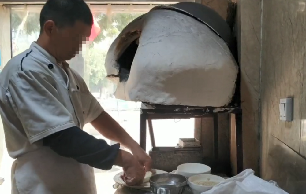 郑州一种传承千年的"鸡窝烧饼",鸡窝烤炉是亮点,你吃过吗?