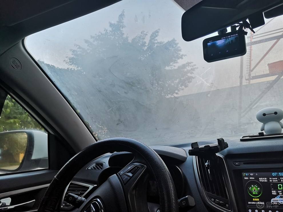 车窗有雾千万别用毛巾擦,只要按下这个键,雾气全跑光