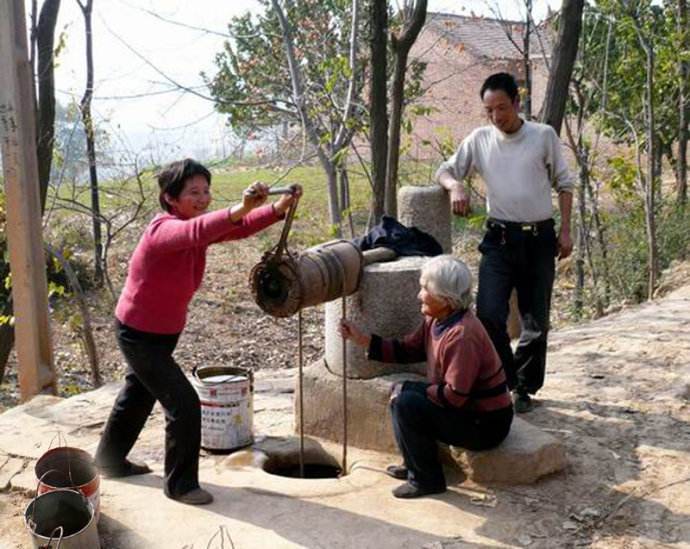 数百年来,许多农村人吃水,饮牲畜全靠辘轳井.