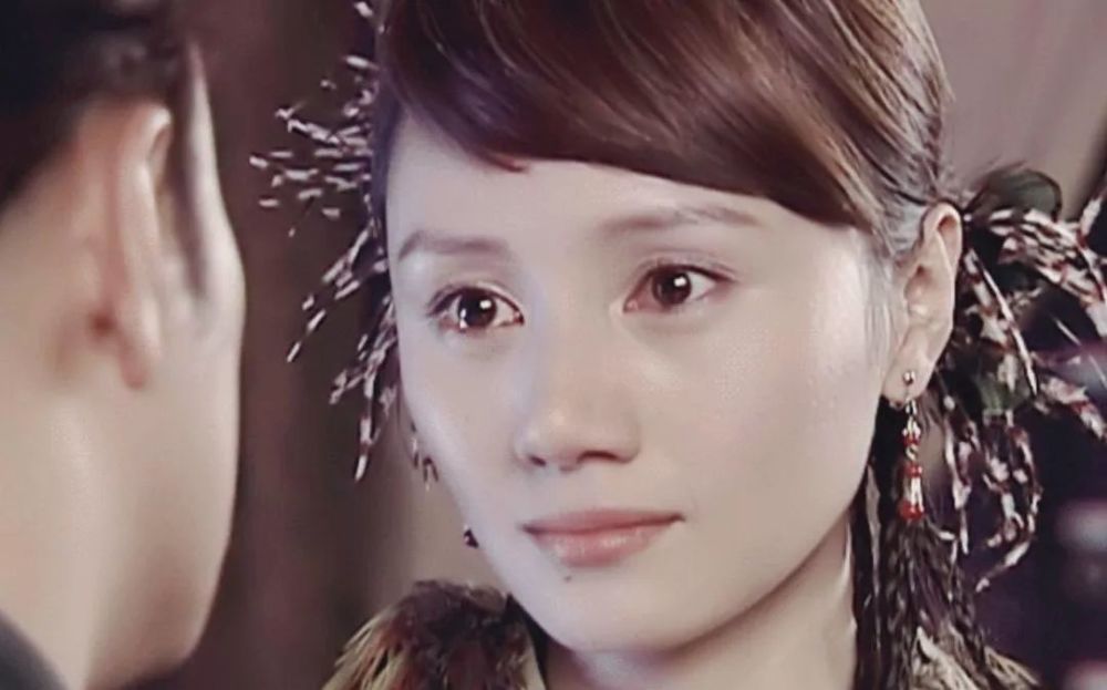 2002年,袁泉和倪萍合作,出演《美丽的大脚,影片中她剥掉文艺女青年