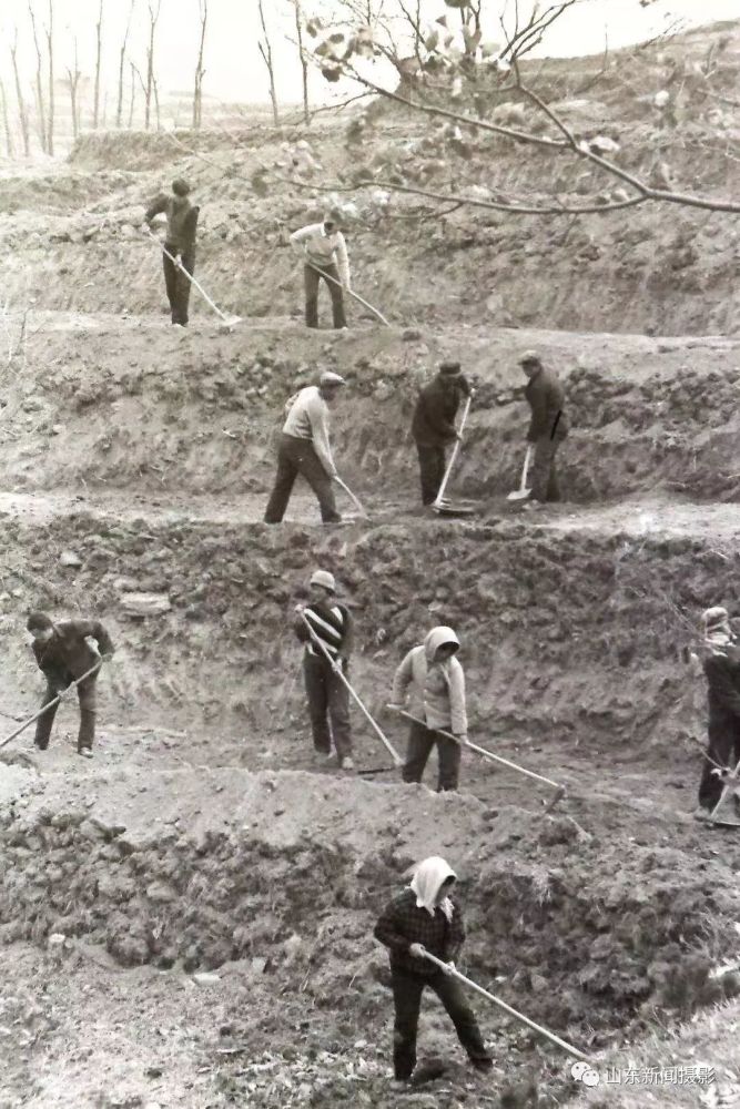 1989年,铁山乡 ,农民翻地垒堰种植林果.