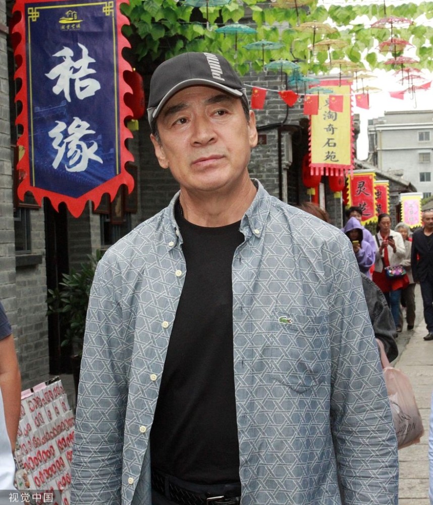 黑豹子寇振海尽显老戏骨风范65岁身材挺拔不减当年