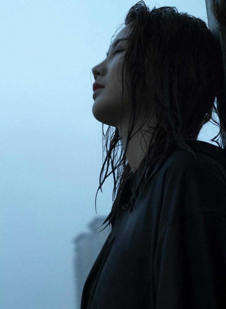 下雨天,一个人蹲坐在地上