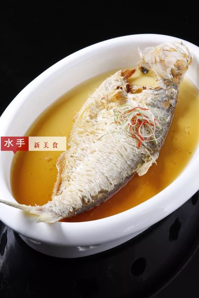 主料鲥鱼700克辅料姜片20克  小葱30克调味料红糟汁150克  猪油75克