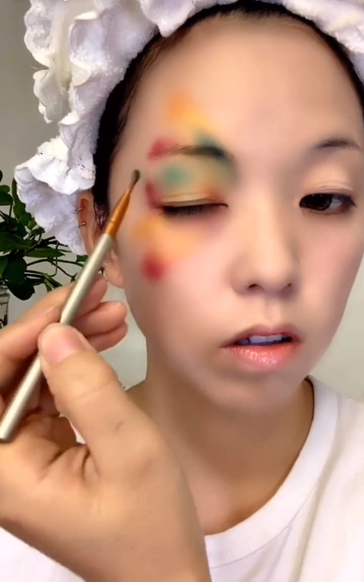 美术生脸上手绘"花蝴蝶仿妆",开始:来真的?结局:美的