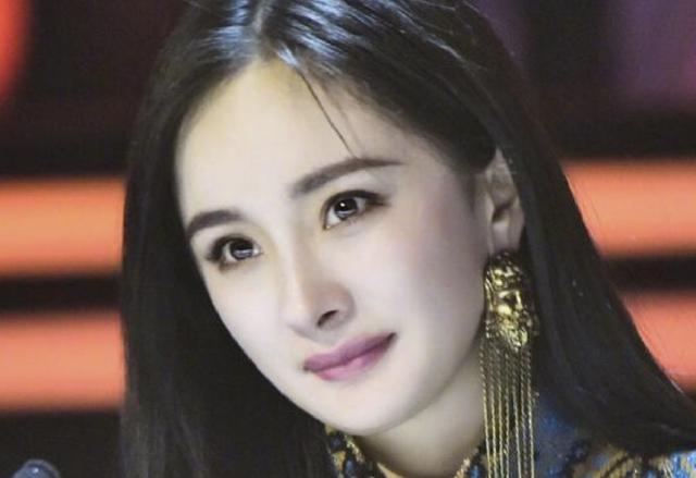 杨幂脸崩了?官宣图皱纹明显,鼻孔外翻,粉丝怒批百万p图师