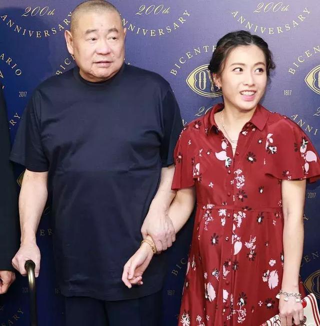 与吴佩慈同天生日,甘比的低调成鲜明对比,难怪刘銮雄最终情定她