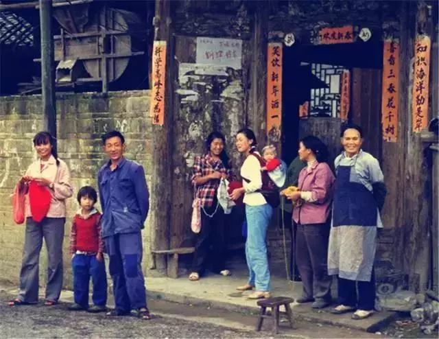 一组80年代的农村老照片,在相机极少的情况下真是难见