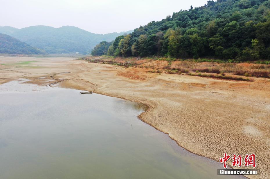 江西瑞昌干旱致水库见底 河床干裂