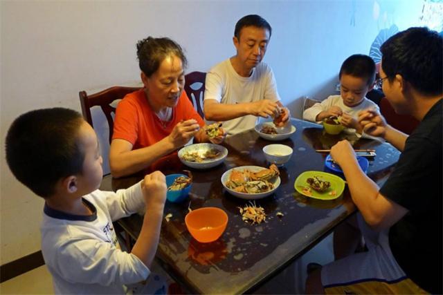 避免孩子心情压抑,对吃饭产生阴影,父母应避免"饭桌上