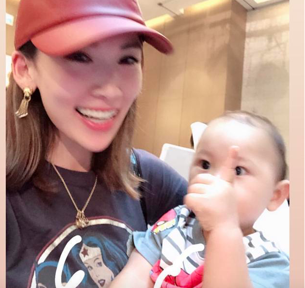 陈若仪精力多,有了三个儿子不嫌累,还抱着朋友孩子哄