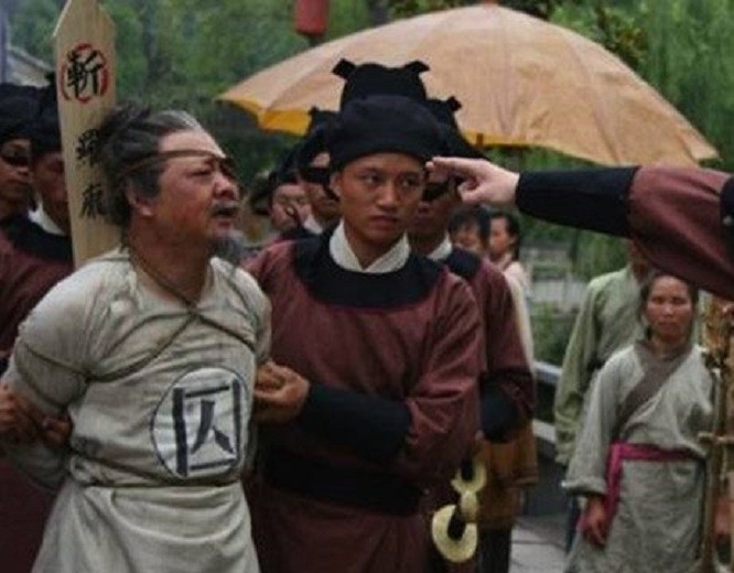 古代犯人被流放,需走几千里,为何衙役们抢着接此等"苦