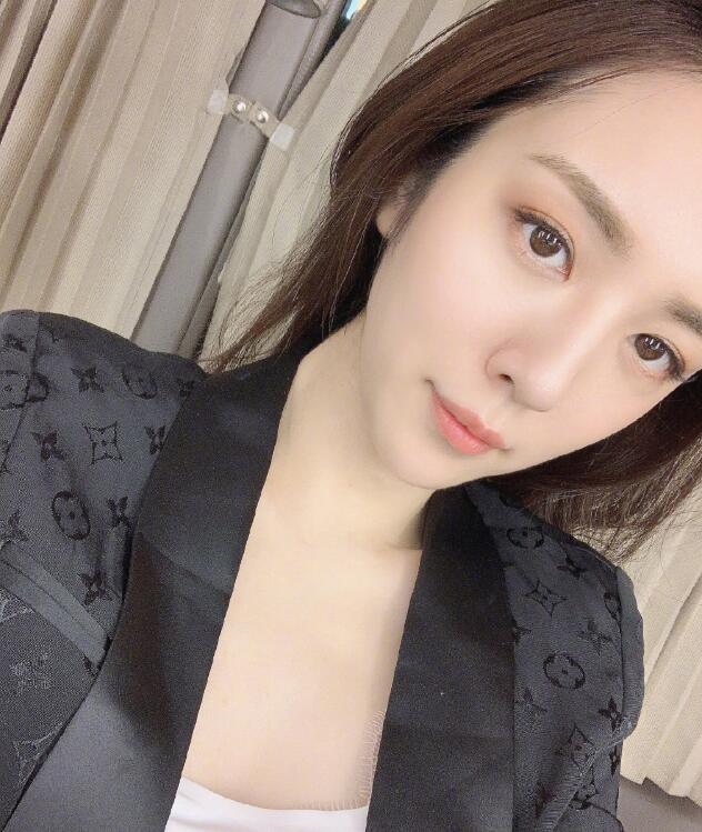 王晓晨晒职业装性感自拍照!