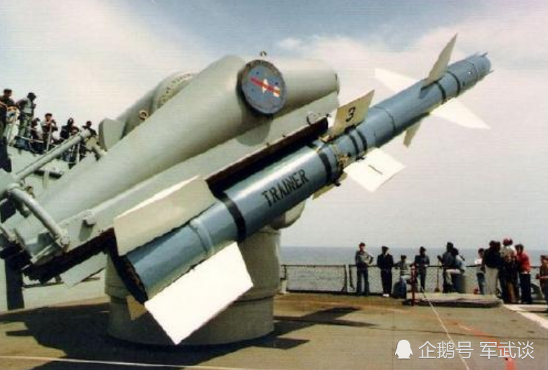 部署在舰艏的,射程35公里的"小猎犬"防空导弹和部署在舰尾的,射程为
