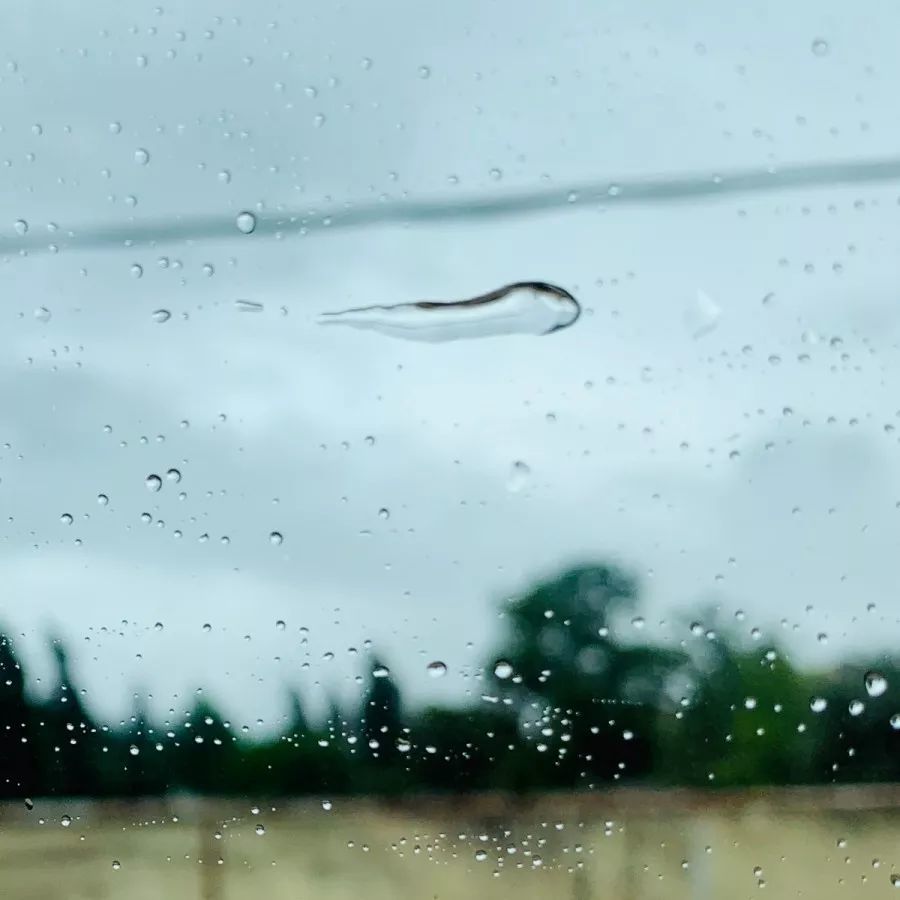 网易云有很多纯雨声的音乐严重失眠患者表示爱了 @阿欣 听下雨的声音