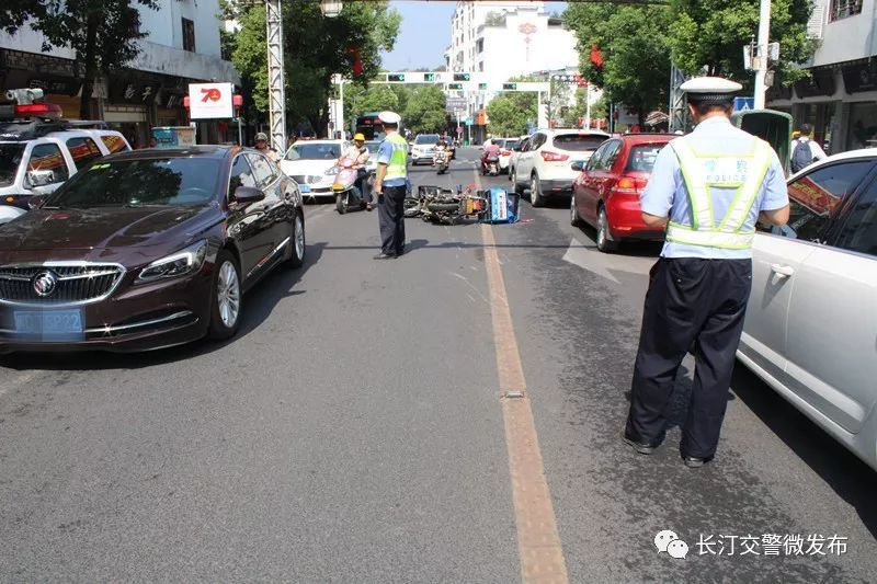 妥善处理交通事故长汀交警全警上路,全身心投入 路面指挥,疏导交通