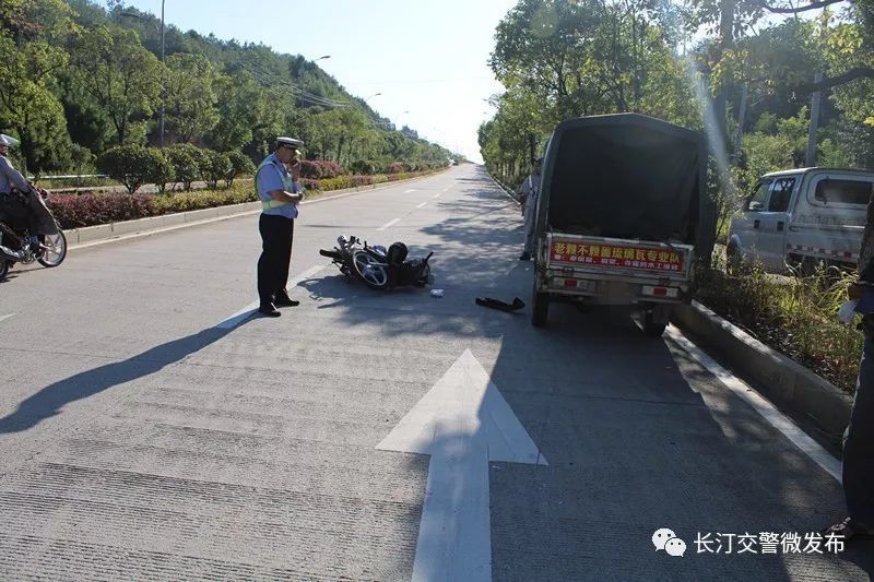 妥善处理交通事故长汀交警全警上路,全身心投入 路面指挥,疏导交通