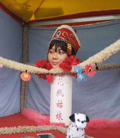 景区周边突现"花瓶姑娘",在花瓶中长大的姑娘,是江湖