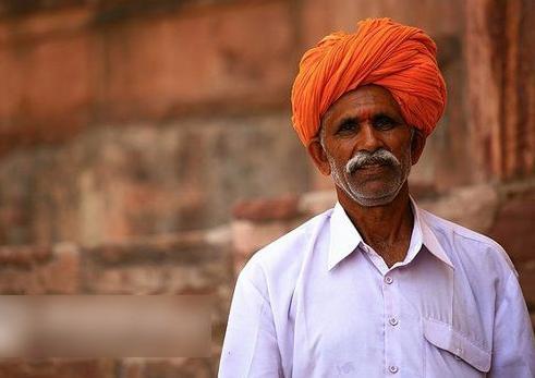 印度天气那么热,印度男人的头上,为何还要严严实实地包裹头巾?