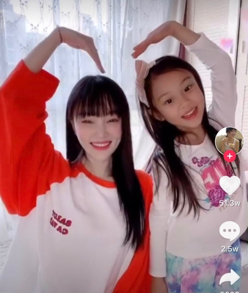 李小璐更新抖音,甜馨出镜,她真的是个美人胚子
