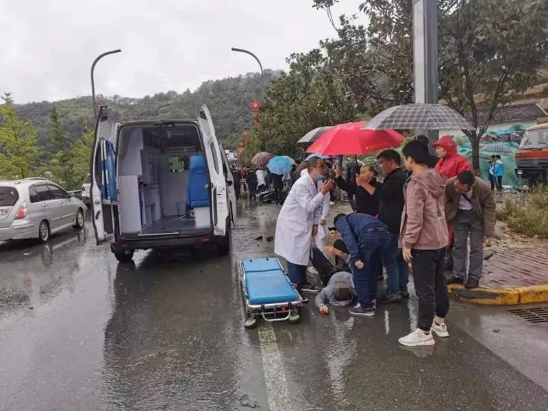 下雨天,安康发生一起车祸!一辆电动车和小汽车相撞