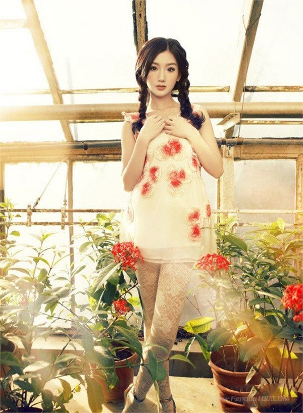 软妹：清纯美女复古艺术写真照