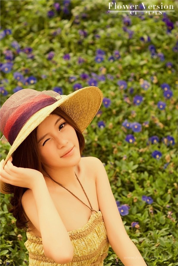 软妹：90后清纯美女花海写真图片