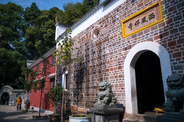 现在在花亭湖湖畔四周的山上依旧坐落有西风禅寺,海会寺等寺庙,很推荐