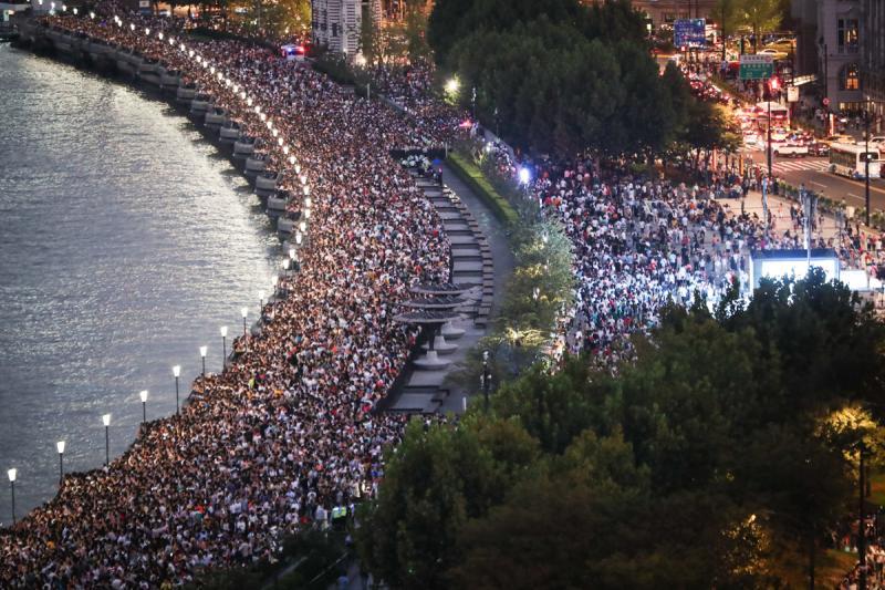 国庆假期人流太多引争议旅游景点人山人海进退两难花钱看人头