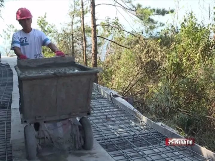 在堆放点,工人们则提前将混凝土搅拌好,再通过电动推车,一点点运输到