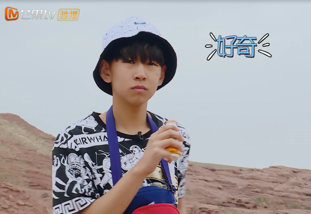 《变形计》城市少年来农村,看他手里拿的东西,网友:还没断奶?