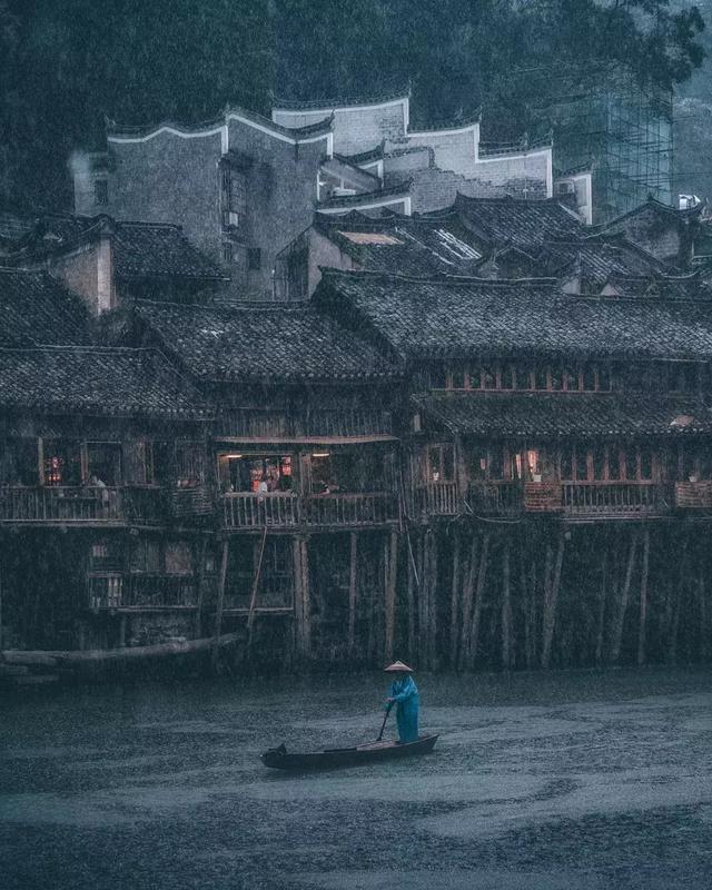 披蓑戴笠的船翁,烟雨朦胧的凤凰古城,无不让人痴迷.