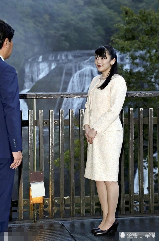 日本真子公主现身!穿一身白色工装有风度,网友:刘海那个村剪得