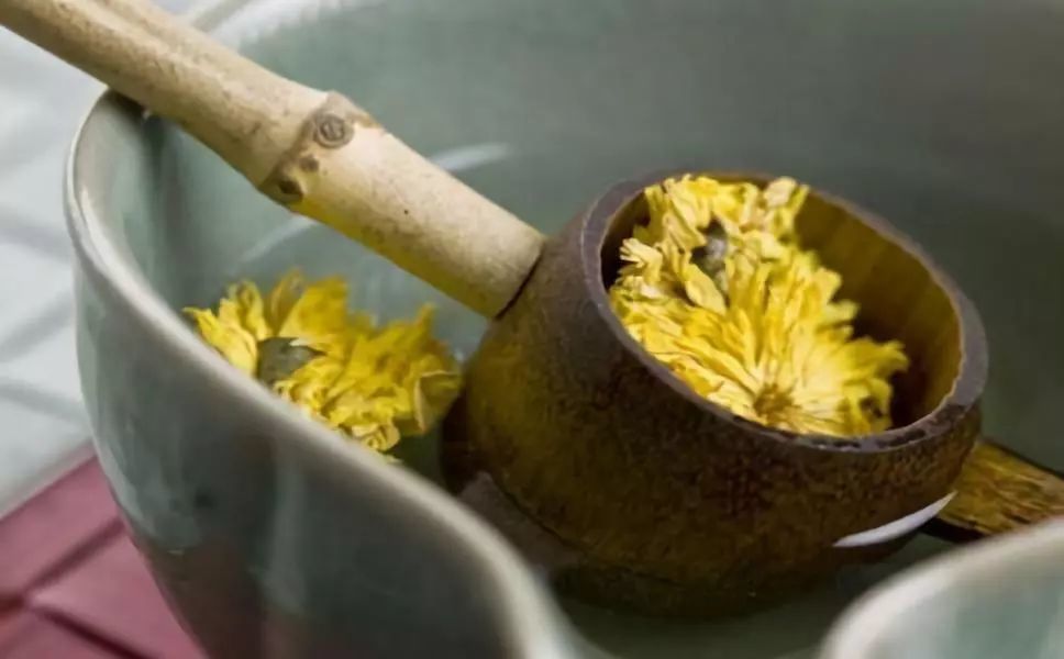 饮菊花酒|寒露节气,菊花盛开,为除秋燥,某些地区就有饮"菊花酒"的
